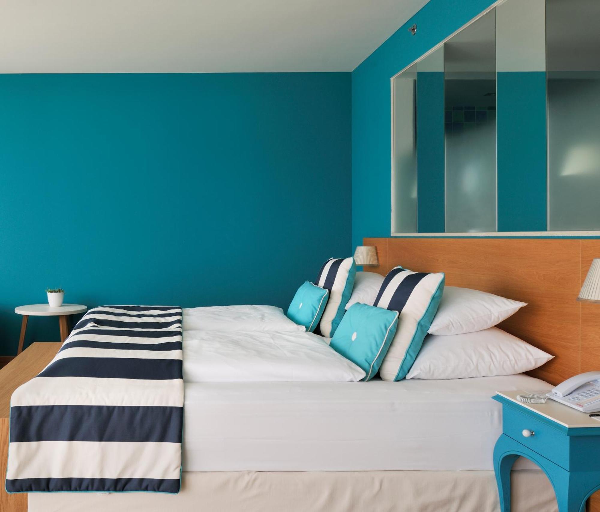 Falkensteiner Hotel & Spa Iadera Petrcane Δωμάτιο φωτογραφία A bedroom with blue walls